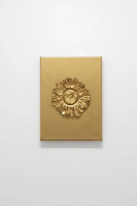 Sacro Cuore Rosa Grande — a small pink ceramic sacred heart emblem mounted on a plain white background