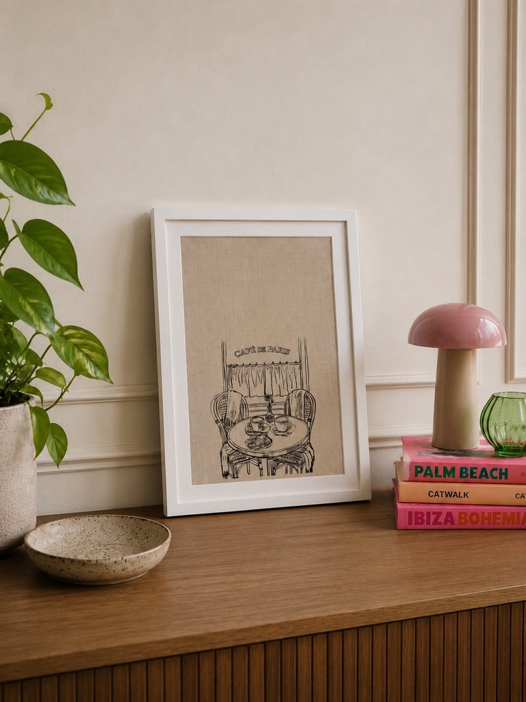 a4 Framed Café de Paris print of a bistro table and chairs on a wallå